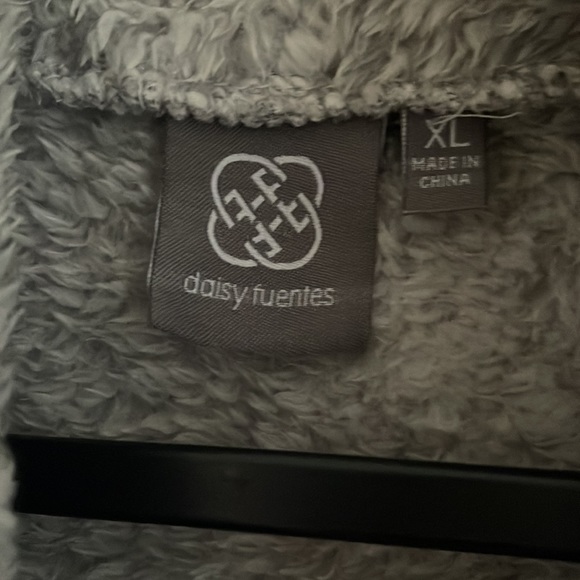 NWOT Daisy Fuentes Silvery Gray Mock Neck Sherpa Top XL-XXL - Picture 2 of 2
